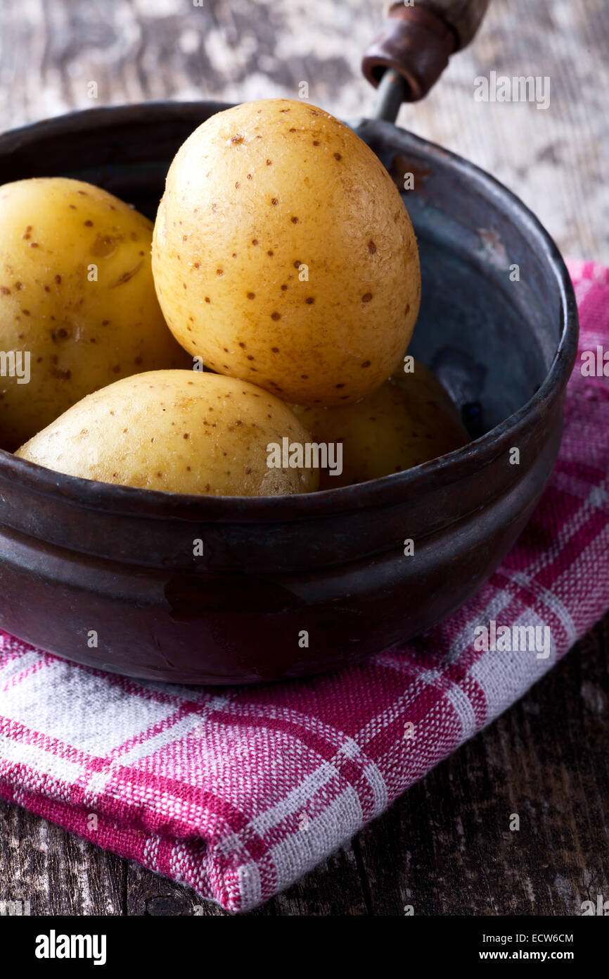 Quatre pommes cuites dans une vieille casserole Banque D'Images