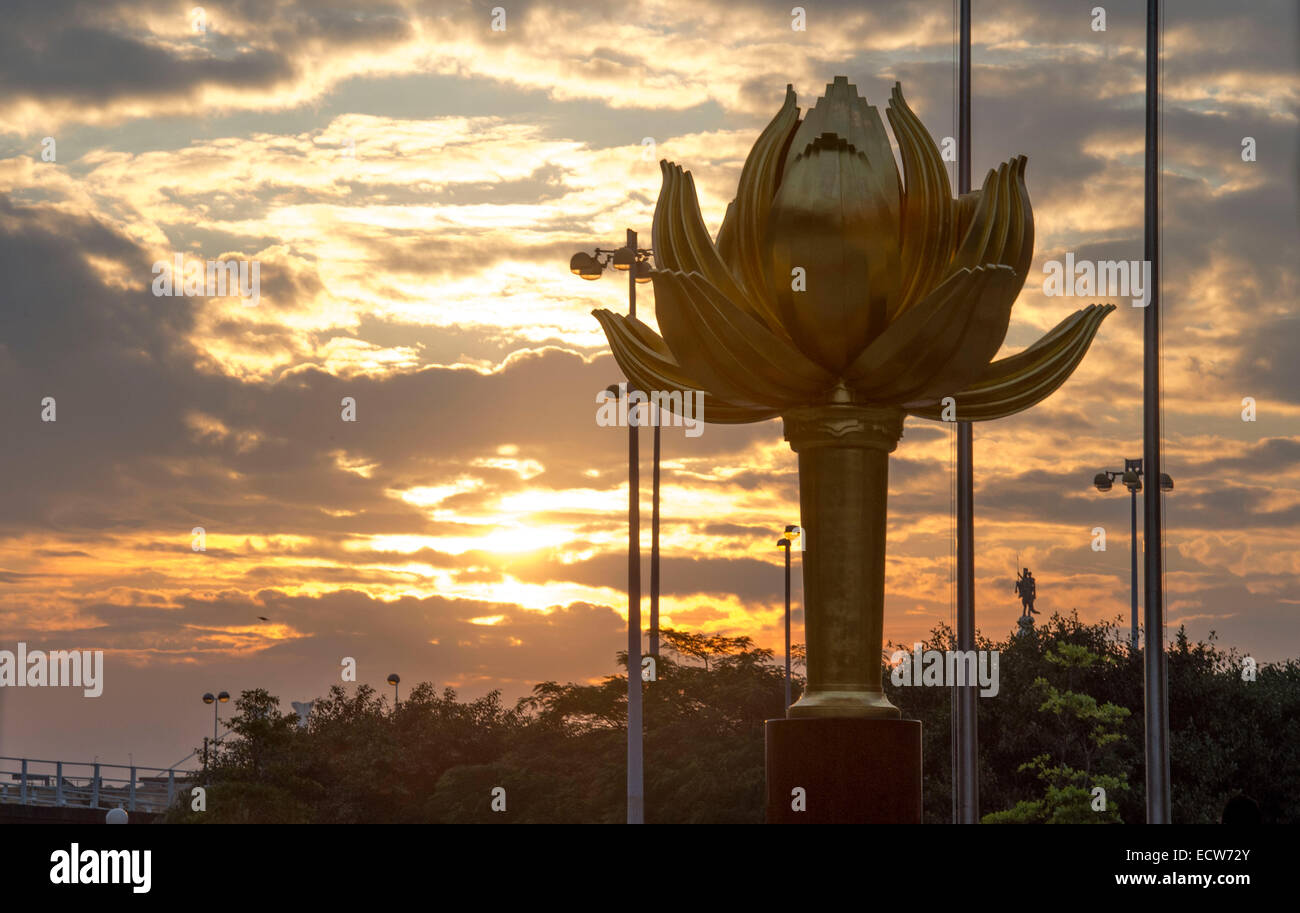 Macao. 18Th Oct, 2014. Photos prises le 20 décembre 2014 montre une sculpture de lotus Lotus au Landmark Square à Macao, Chine du sud. Une cérémonie pour célébrer le 15e anniversaire de Macao retour à la mère patrie a eu lieu ici le samedi. Credit : Lui Siu Wai/Xinhua/Alamy Live News Banque D'Images