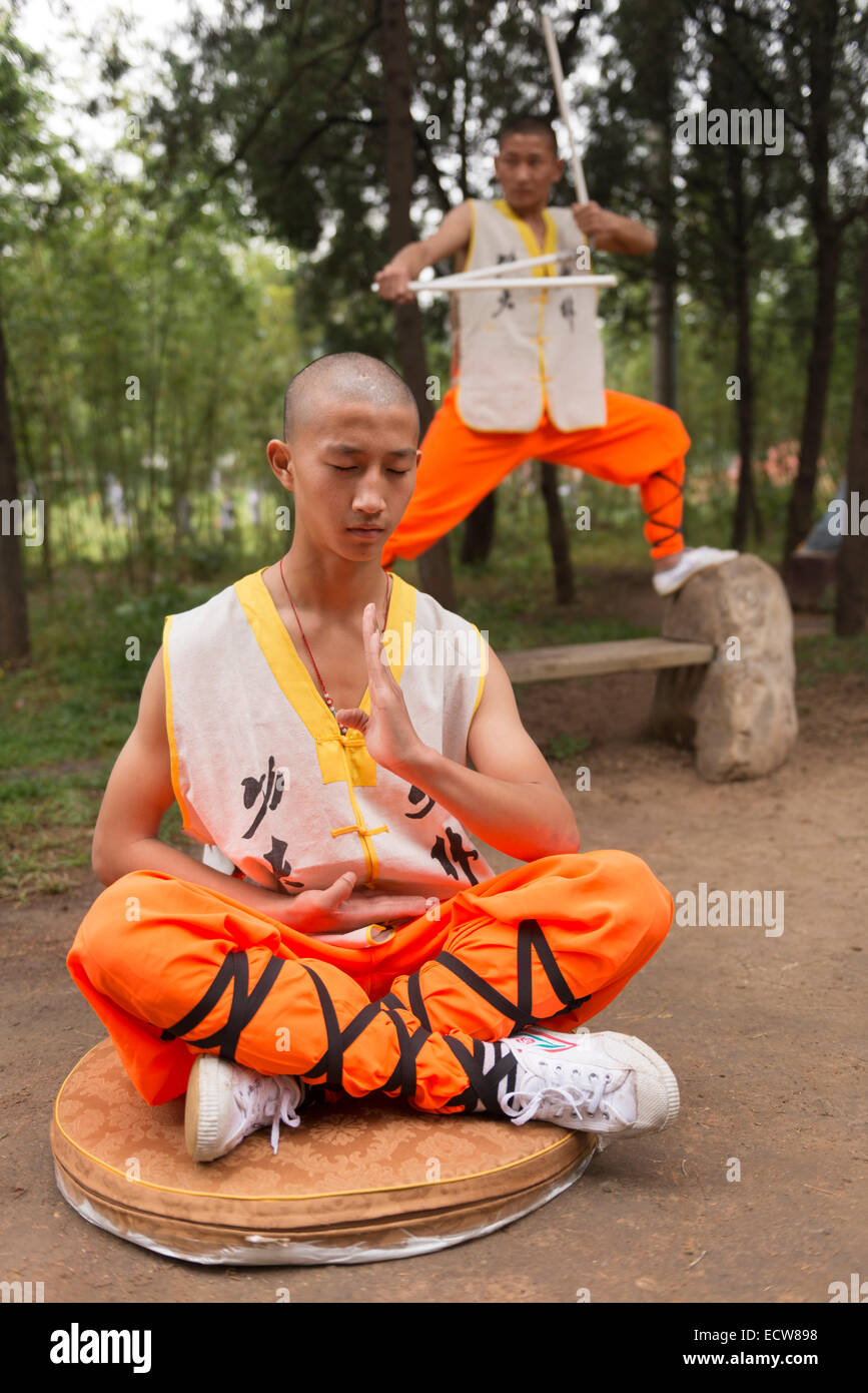 Licence disponible à MaximImages.com - étudiant en arts martiaux de Shaolin méditant dehors à la cérémonie d'ouverture de Zhengzhou International Wushu Banque D'Images