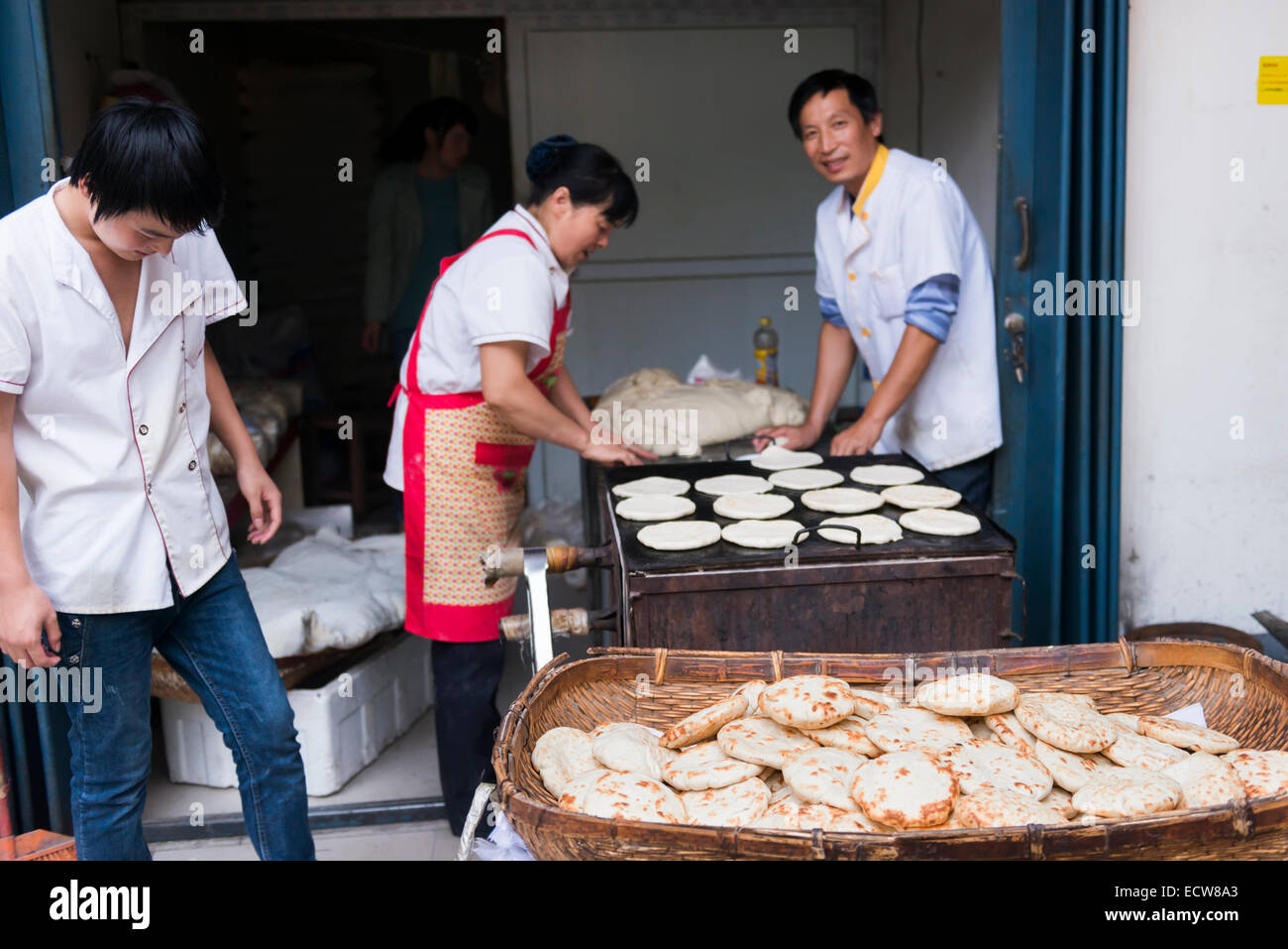 Petite entreprise familiale, la vente de pains plats à un marché d'alimentation à Zhengzhou, Henan, Chine Banque D'Images