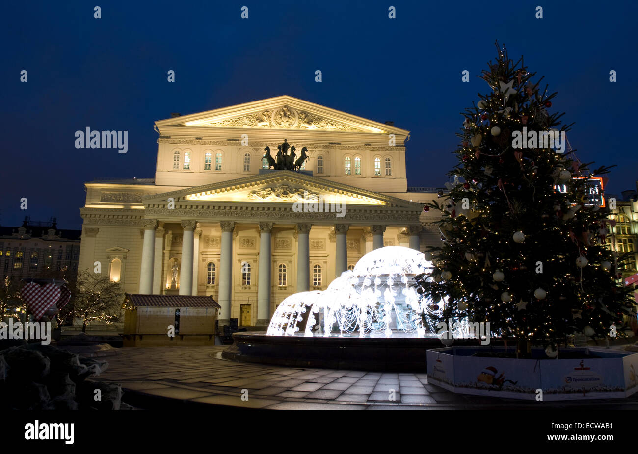 Moscou - le 24 décembre 2013 : Big (théâtre Bolchoï), fontaine électrique et l'arbre de Noël. Banque D'Images