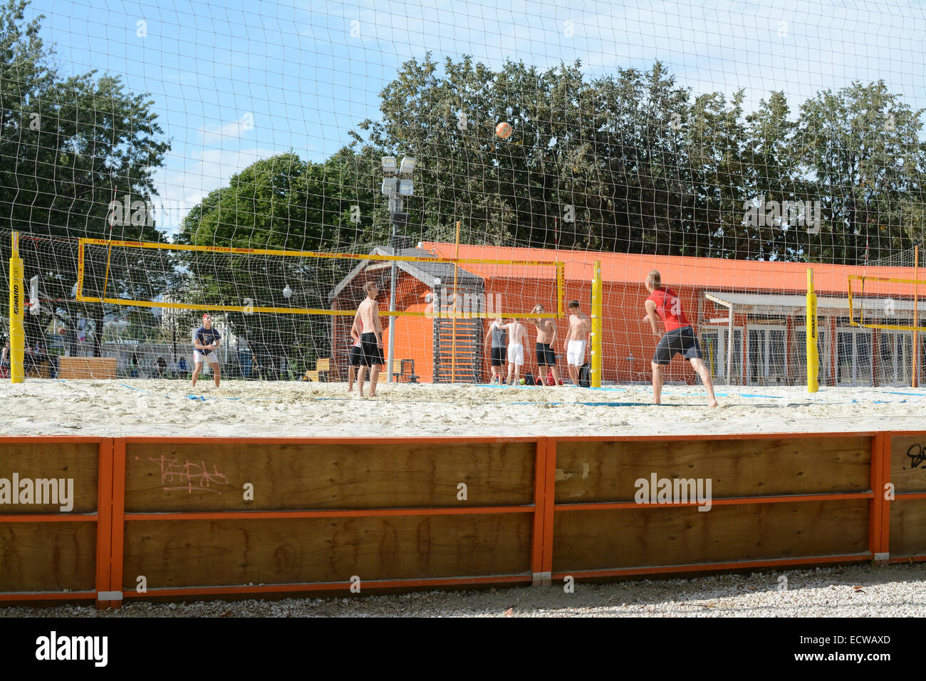 Les jeunes hommes à jouer au volleyball de plage au soleil au Parc Gorki, Moscou, Russie Banque D'Images
