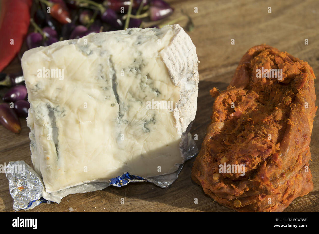 Saveurs savoureuses : deux produits typiques italiens le gorgonzola fromage et le ndujia cessaniti Banque D'Images