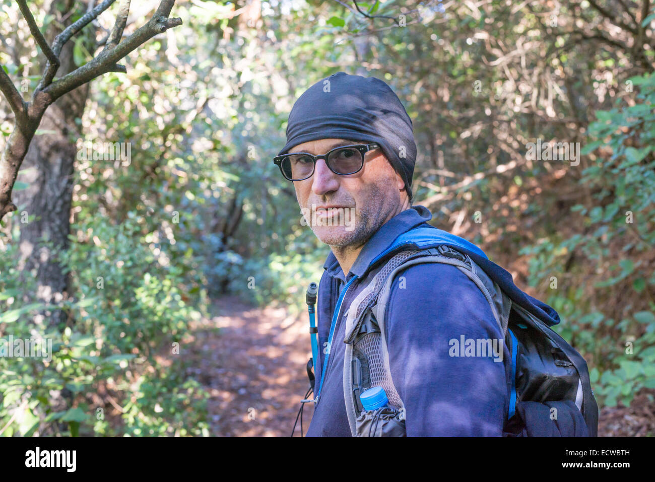 Caucasian Male hiker dans son 40s regardant la caméra dans la région près de Montsant Ulldemolins, Catalogne, Espagne Banque D'Images