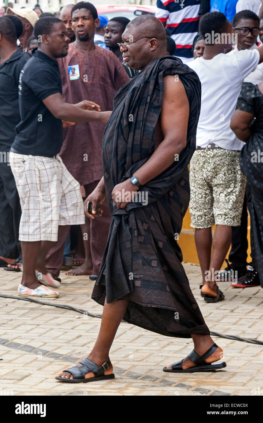 Chef de Tribu à cérémonie funèbre, Cape Coast, Ghana, Afrique Banque D'Images
