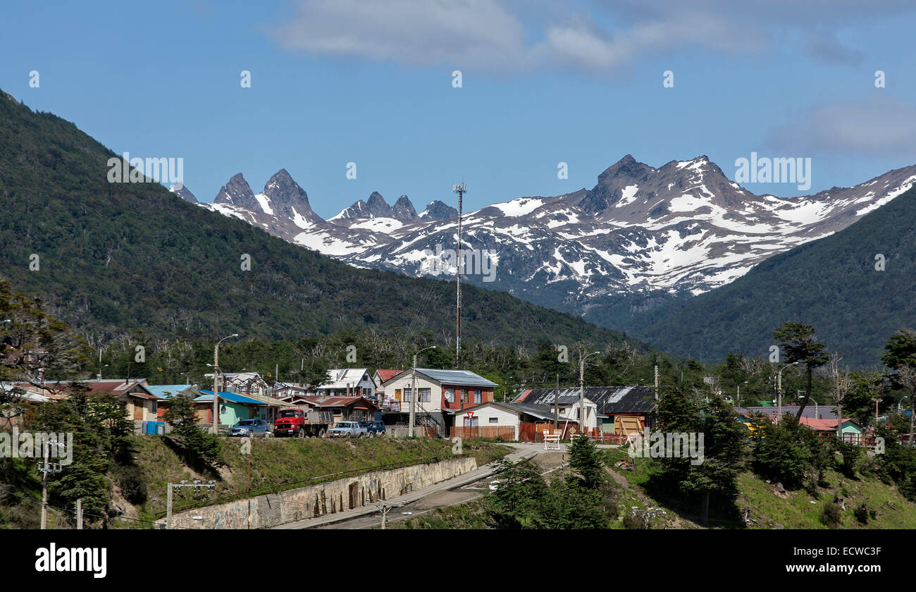 Puerto Williams (sur l'arrière-plan les dents de Navarin peaks). L'Île Navarino La Terre de Feu. Chili Banque D'Images