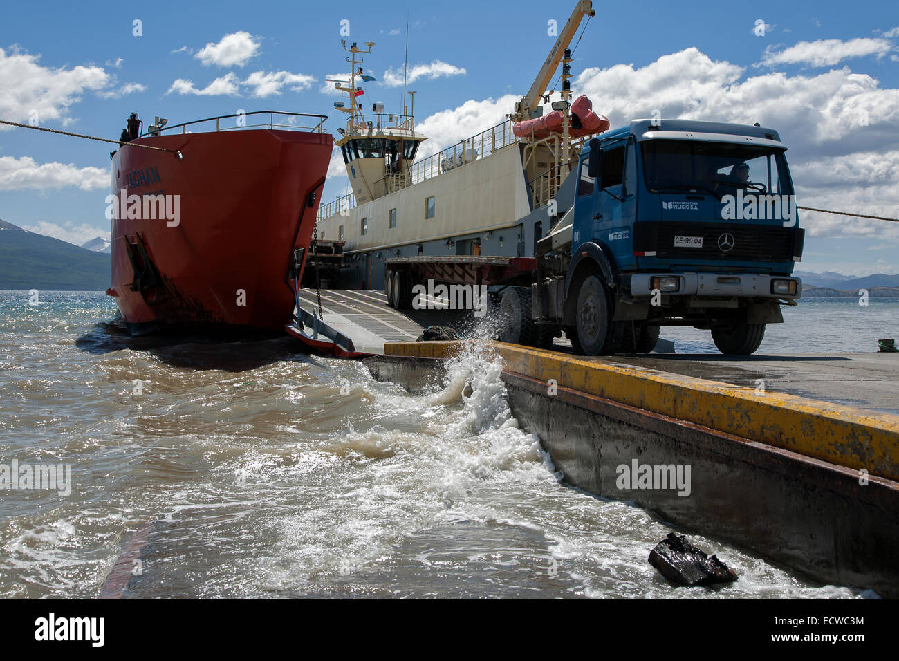 Le débarquement des camions le ferry à Puerto Williams. Ferry Punta Arenas-Puerto Île Navarino (Williams). Chili Banque D'Images