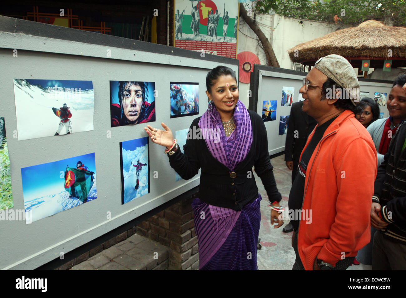 Dhaka, Bangladesh. Dec 19, 2014. Wasfia Nazreen Everest conquérant explique une photo pour les visiteurs à une journée d'exposition présentant les clichés de ses expéditions en montagne à travers le monde, au Musée de la guerre de libération dans la capitale Dhaka, organisé par l'Institut des médias Fazlul Huq Études ou FIMS. Wasfia, un homme-activiste, écrivain et agent de développement, aventuré à gravir les sept sommets, puis plus hautes montagnes de chacun des sept continents. Banque D'Images