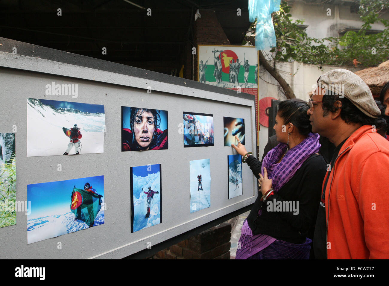 Dhaka, Bangladesh. Dec 19, 2014. Wasfia Nazreen Everest conquérant explique une photo pour les visiteurs à une journée d'exposition présentant les clichés de ses expéditions en montagne à travers le monde, au Musée de la guerre de libération dans la capitale Dhaka, organisé par l'Institut des médias Fazlul Huq Études ou FIMS. Wasfia, un homme-activiste, écrivain et agent de développement, aventuré à gravir les sept sommets, puis plus hautes montagnes de chacun des sept continents. Banque D'Images