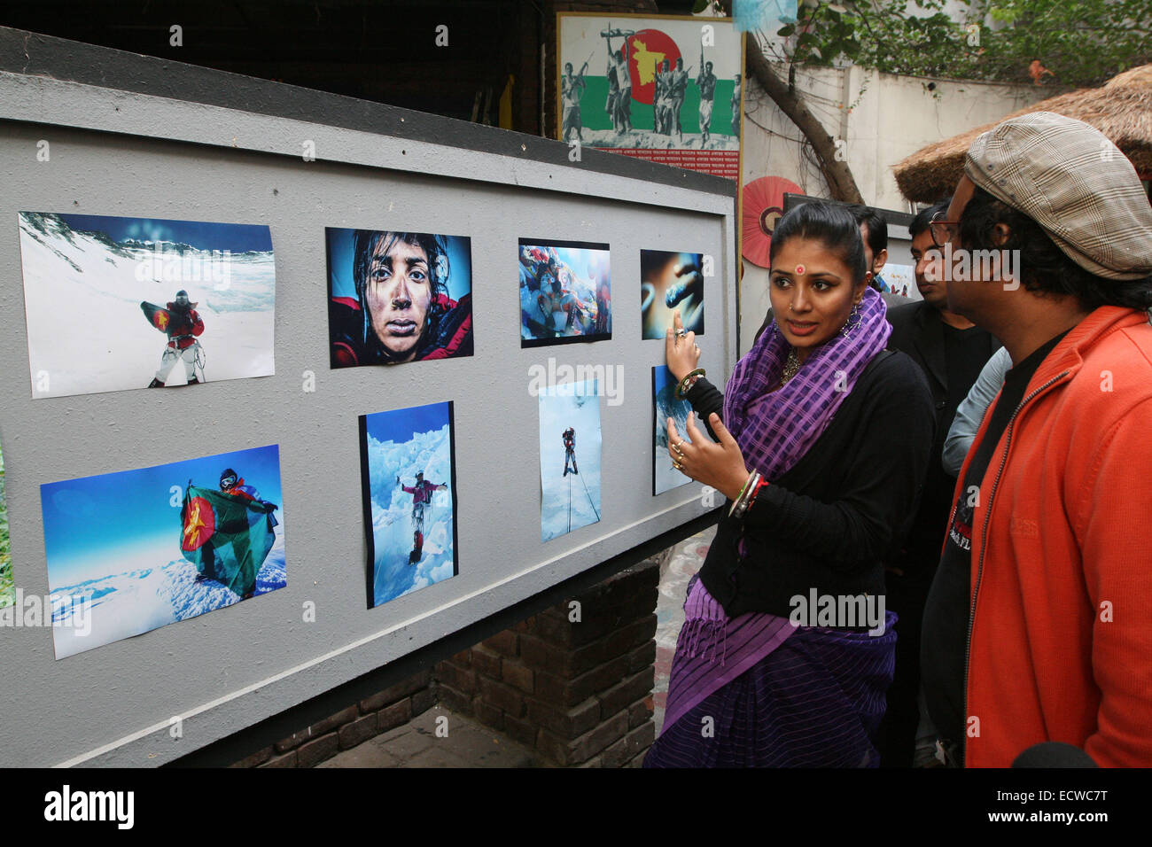Dhaka, Bangladesh. Dec 19, 2014. Wasfia Nazreen Everest conquérant explique une photo pour les visiteurs à une journée d'exposition présentant les clichés de ses expéditions en montagne à travers le monde, au Musée de la guerre de libération dans la capitale Dhaka, organisé par l'Institut des médias Fazlul Huq Études ou FIMS. Wasfia, un homme-activiste, écrivain et agent de développement, aventuré à gravir les sept sommets, puis plus hautes montagnes de chacun des sept continents. Banque D'Images