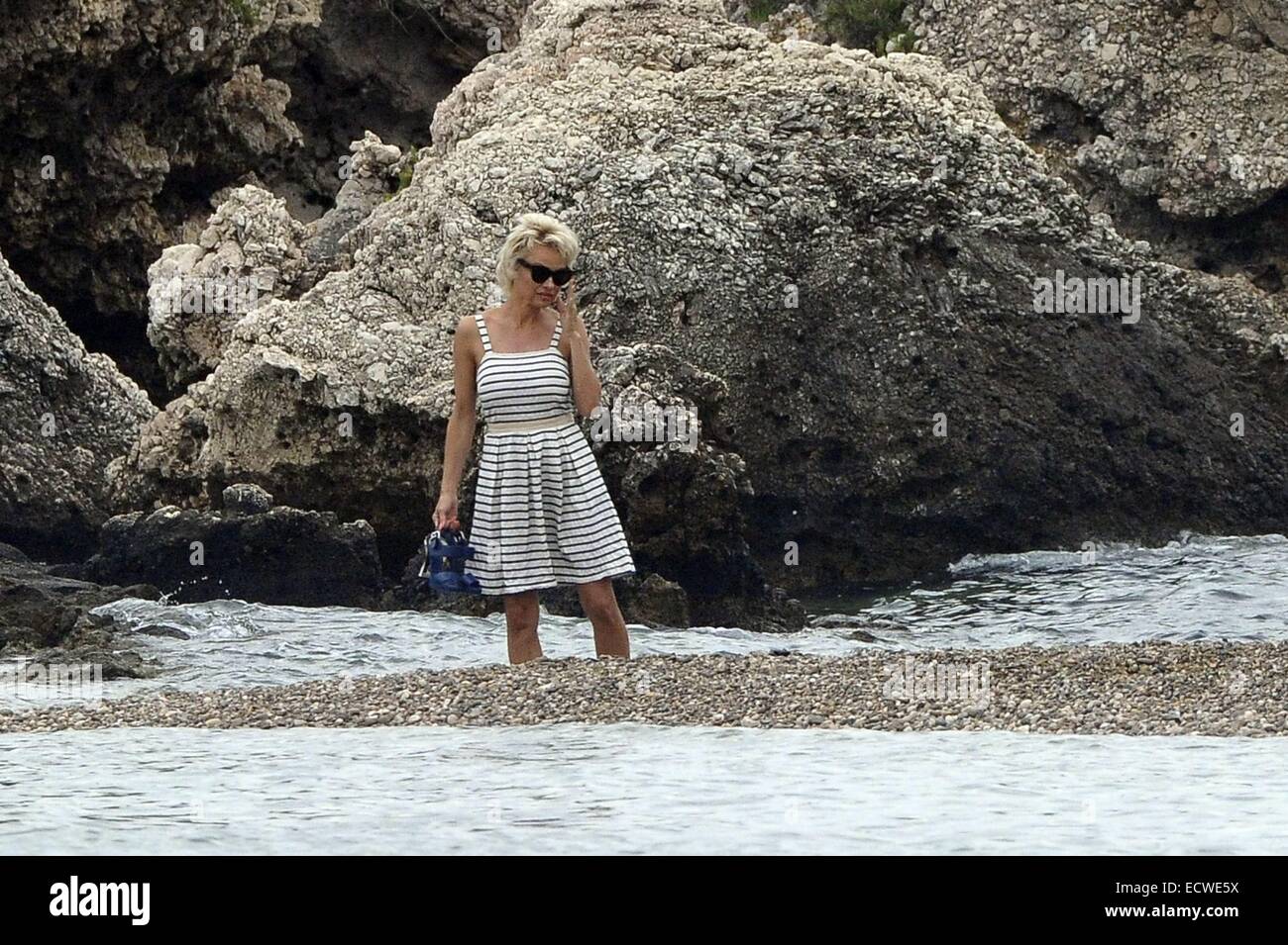 Pamela Anderson se rend à la plage et va pour un café avec sa nièce et un ami à Isola Bella, l'Italie. Pamela est en ville pour le 60e Festival du Film de Taormine. Avec : Pamela Anderson Où : Taormina, Italie Quand : 17 Juin 2014 Banque D'Images