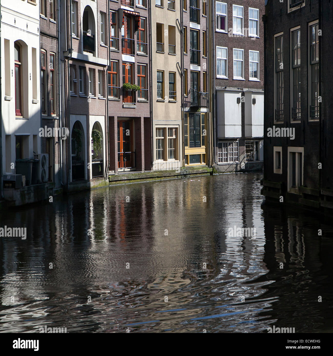 AMSTERDAM, Pays-Bas - 19 mars 2014 : maisons le long de la berge du canal au printemps. Belle vue d'Amsterdam Banque D'Images
