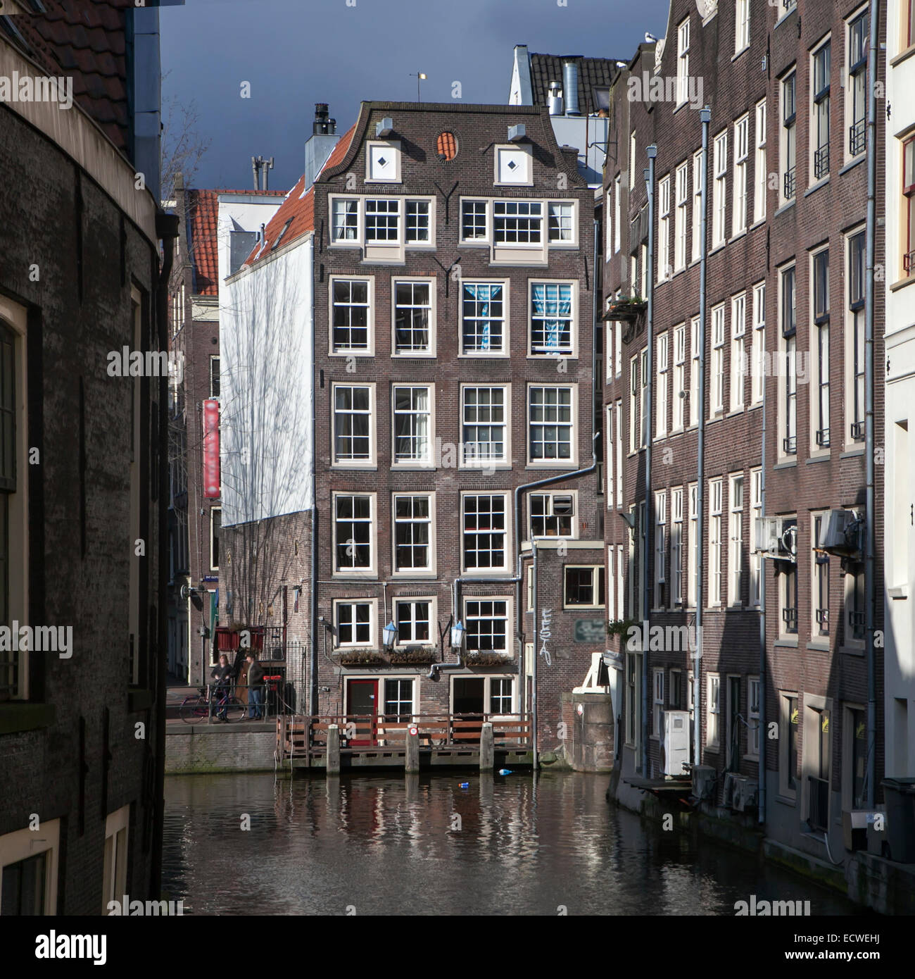 AMSTERDAM, Pays-Bas - 19 mars 2014 : maisons le long de la berge du canal au printemps. Belle vue d'Amsterdam Banque D'Images