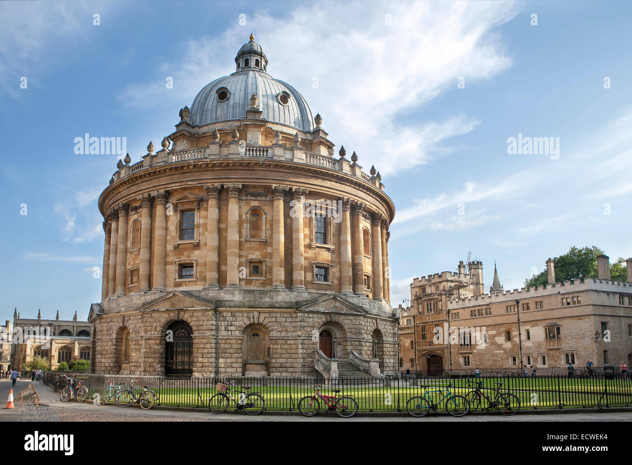 Oxford, Royaume-Uni - 27 août 2014 : vue de la Radcliffe Camera with All Souls College à Oxford (Royaume-Uni). Le bâtiment historique est partie o Banque D'Images