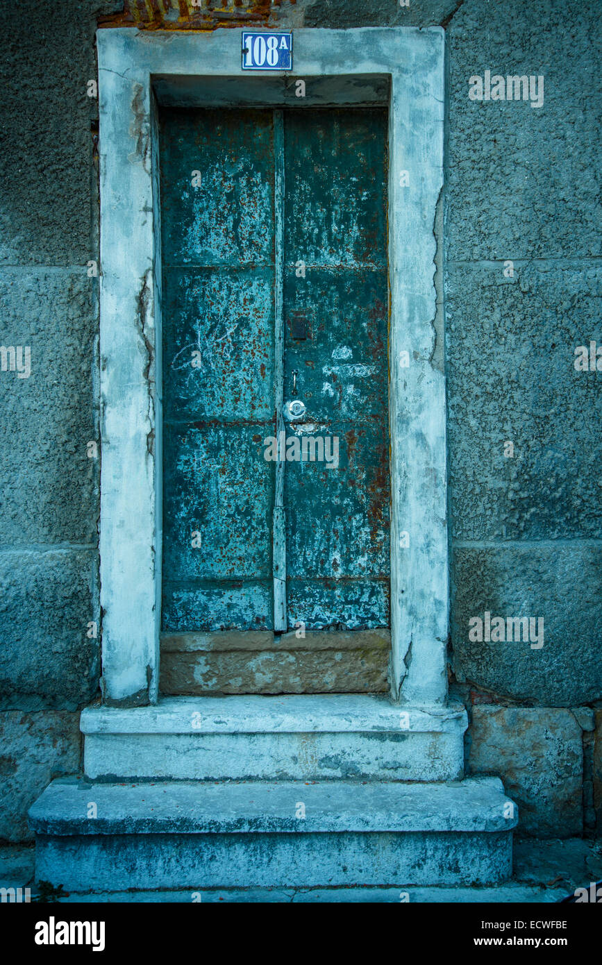 Vieille porte et escaliers de pierre, Lisbonne, Portugal Banque D'Images
