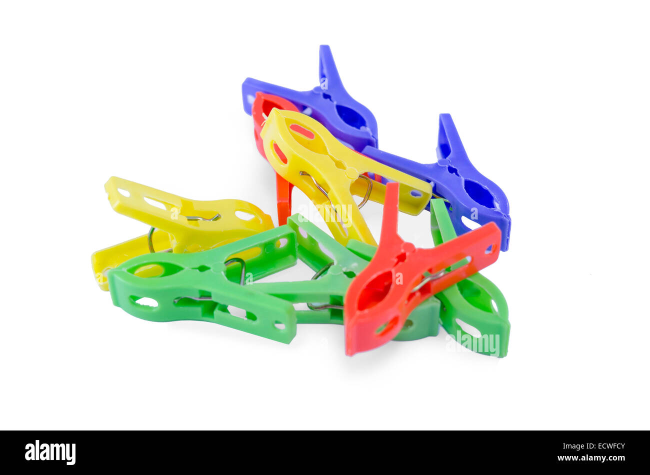 Bande de pinces à linge colorées isolé sur blanc Banque D'Images