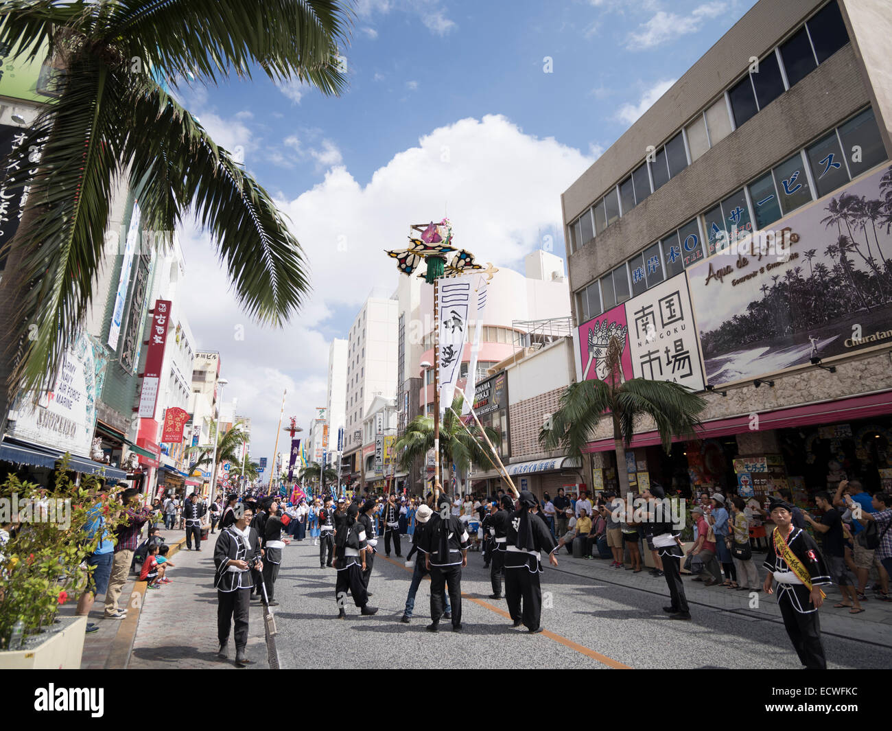 La bannière ( hatagashira / flag ) défiler devant le plus gros remorqueur de la guerre, Kokusai Street, la ville de Naha, Okinawa, Japon Banque D'Images