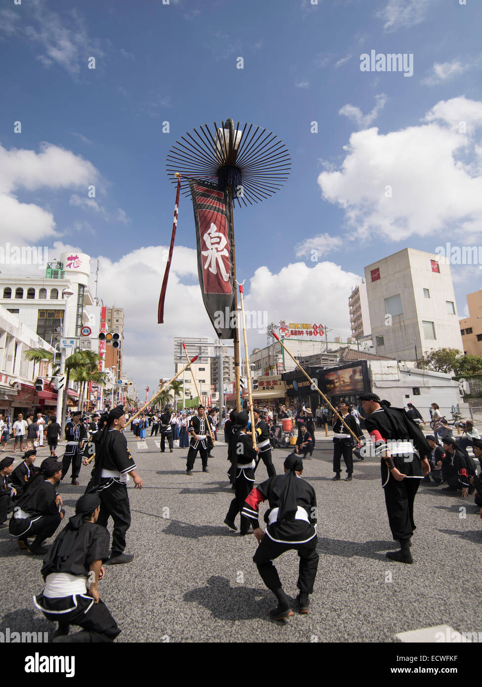 La bannière ( hatagashira / flag ) défiler devant le plus gros remorqueur de la guerre, Kokusai Street, la ville de Naha, Okinawa, Japon Banque D'Images