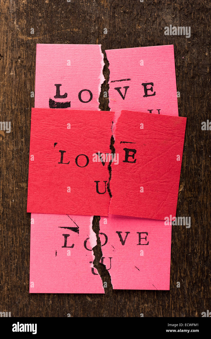 Handmade estampillé valentine's day card with Love U estampillée sur le document situé sur la moitié déchirée en bois rustique Banque D'Images