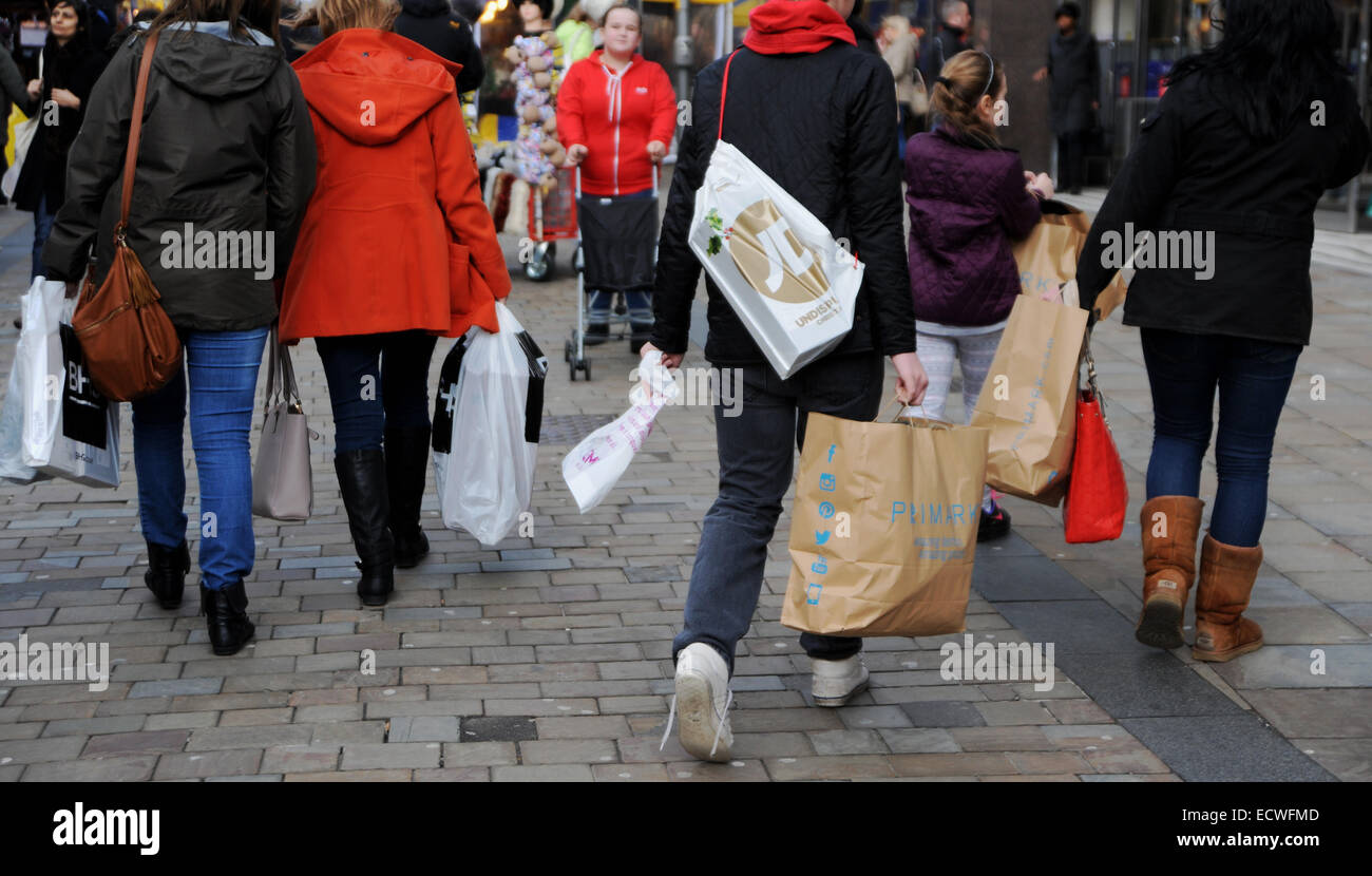 Wolverhampton, Royaume-Uni. 18Th Oct, 2014. Des consommateurs en vigueur dans le centre-ville de Wolverhampton sur 'la panique samedi' sur ce que devrait être la journée de shopping de Noël le plus fréquenté jusqu'à présent cette saison de fête Crédit : Simon Dack/Alamy Live News Banque D'Images