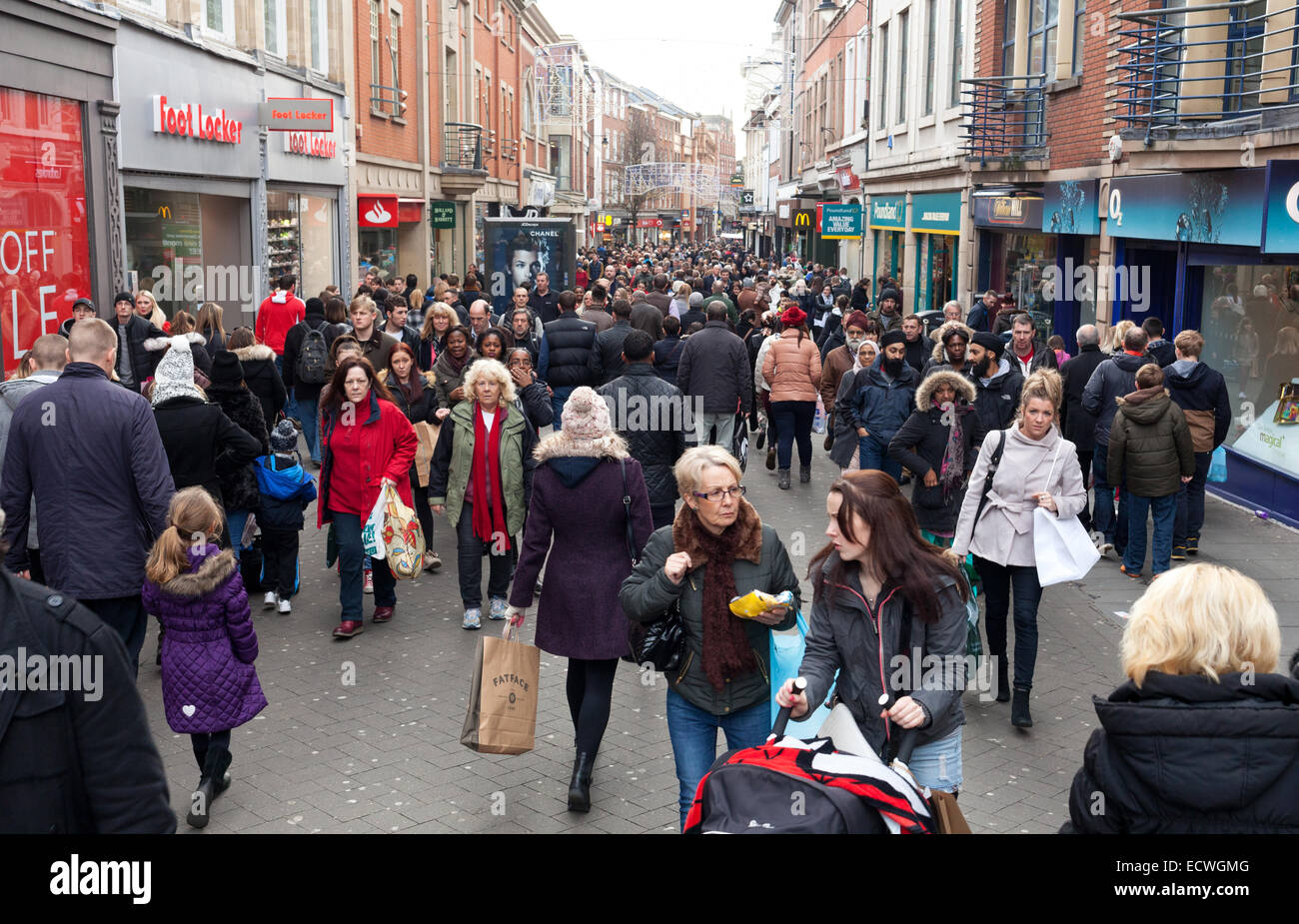 Clumber Street, Nottingham, Royaume-Uni. 20 décembre 2014. Les acheteurs de Noël sur Clumber Street dans le centre-ville de Nottingham sur la panique samedi dernier samedi avant Noël, est prévu pour être le jour le plus chargé cette année pour les achats de Noël. Clumber Street est réputée pour être la plus commerçante piétonne d'Europe Crédit : Mark Richardson/Alamy Live News Banque D'Images