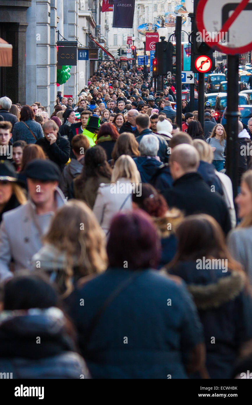 Londres, 20 décembre 2014. Des dizaines de milliers de visiteurs se rendent sur le centre de Londres à ramasser de bonnes affaires avant Noël, car les détaillants offrent des rabais incitatifs sur 'la panique samedi". Sur la photo : foules pack Regents Street. Crédit : Paul Davey/Alamy Live News Banque D'Images