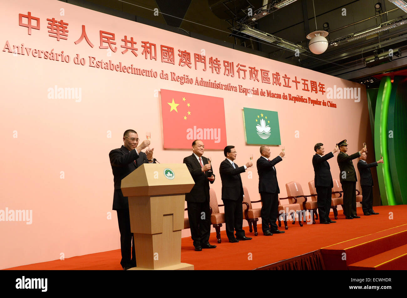 Macao, Chine. 18Th Oct, 2014. La Région administrative spéciale de Macao est chef de la Chui Sai On fait un toast à un cocktail organisé pour célébrer le 15e anniversaire de Macao retour à la Chine, à Macao, Chine du sud, le 20 décembre 2014. © Qin Qing/Xinhua/Alamy Live News Banque D'Images