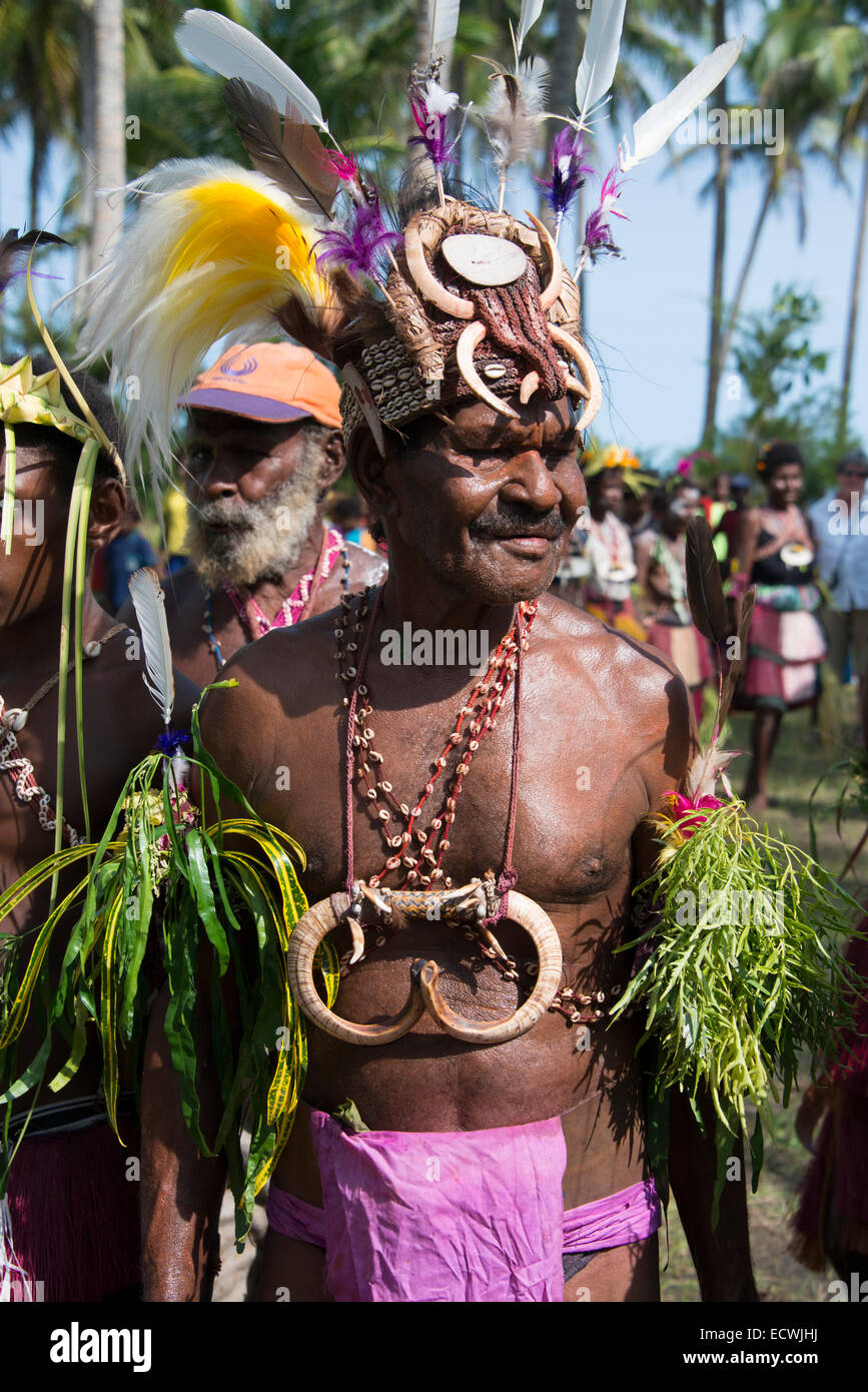 En Mélanésie, la Papouasie-Nouvelle-Guinée, région de la rivière Sepik, Murik Lakes, Karau Village. Chef de village in ornate Boar's tusk coiffure. Banque D'Images