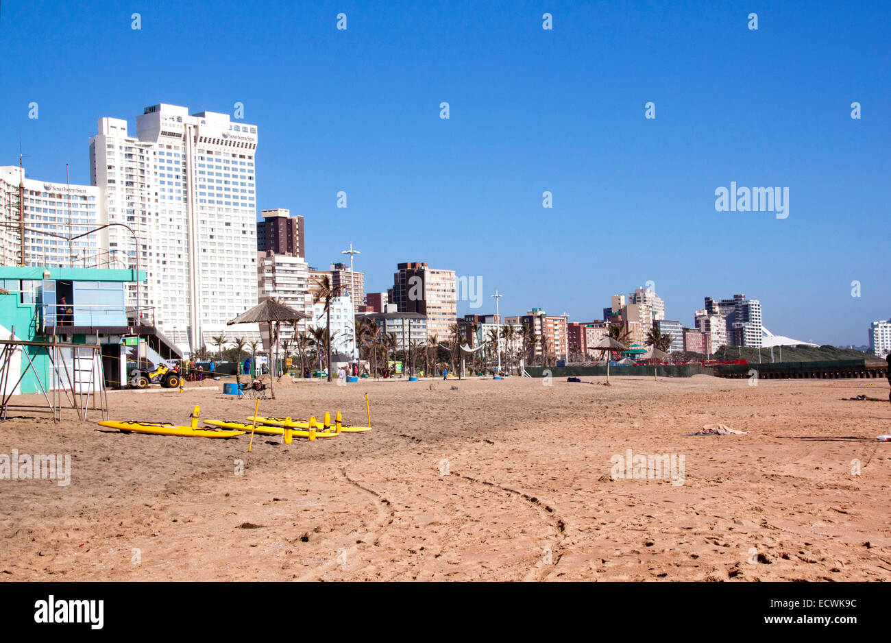 DURBAN, AFRIQUE DU SUD - le 18 décembre 2014 : Tôt le matin sur la plage du nord vide à Durban, Afrique du Sud Banque D'Images