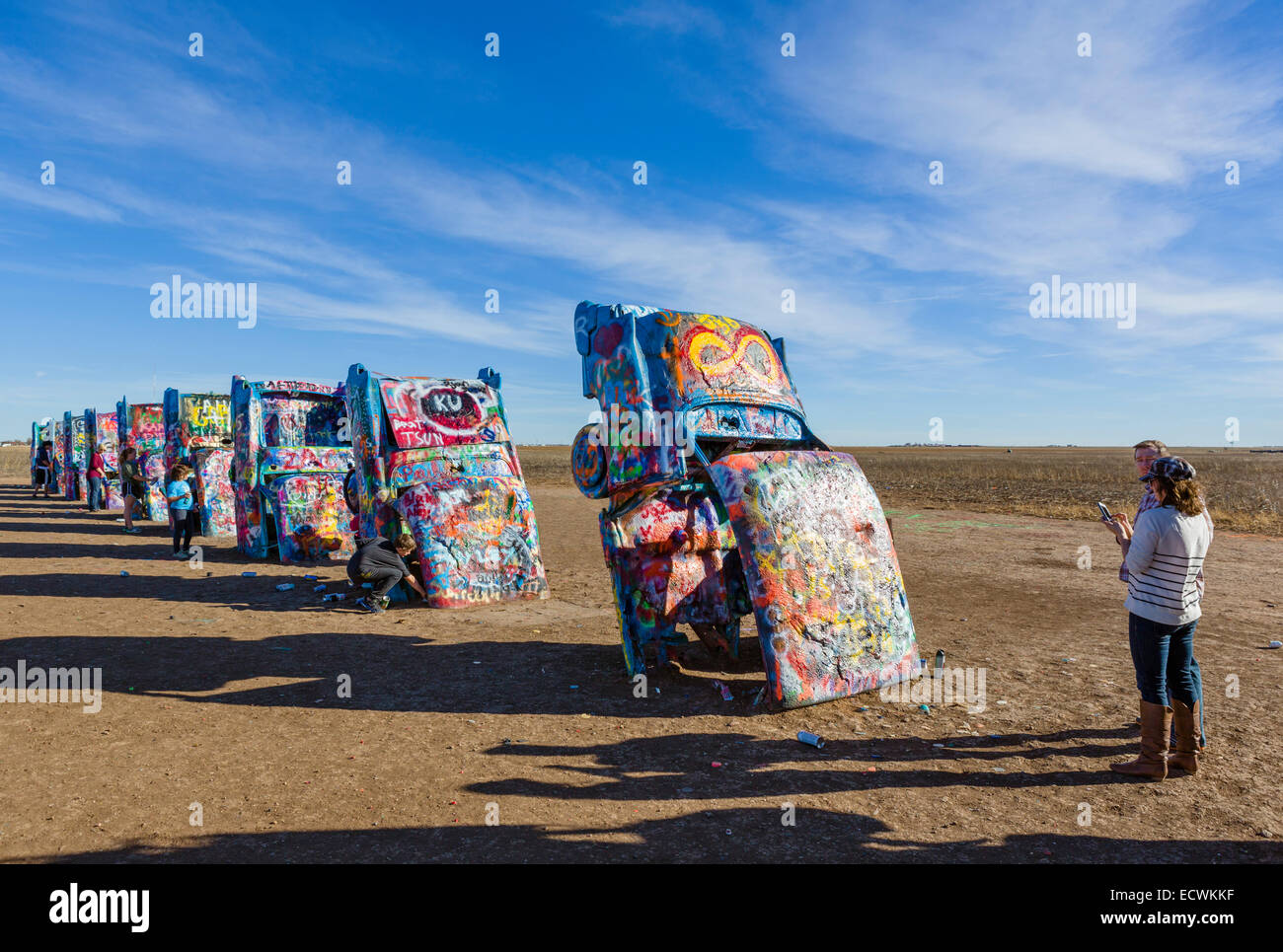 Visiteurs à la Cadillac Ranch, une installation d'art public juste à l'extérieur de Amarillo, Texas, USA Banque D'Images