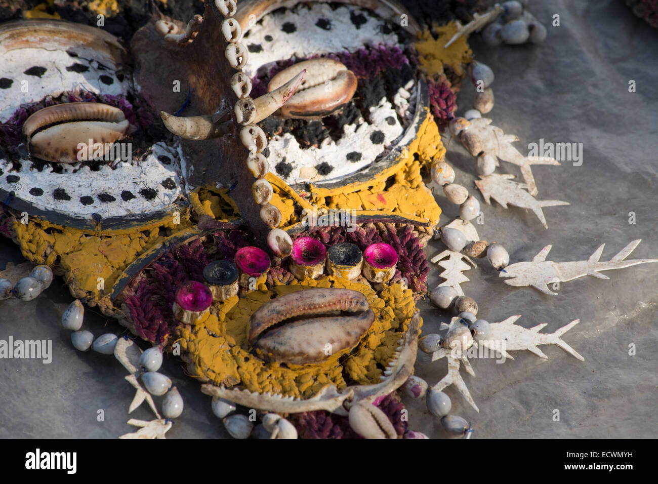 En Mélanésie, la Papouasie-Nouvelle-Guinée, région de la rivière Sepik, Village de Kopar. L'art populaire de masque souvenirs ornés de coquillages et de dents. Banque D'Images