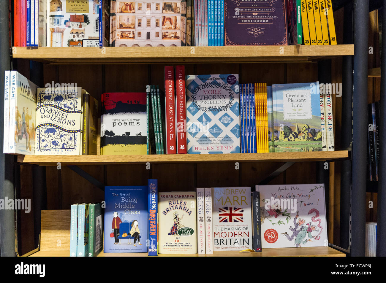 Divers livres en vente sur une étagère. Banque D'Images