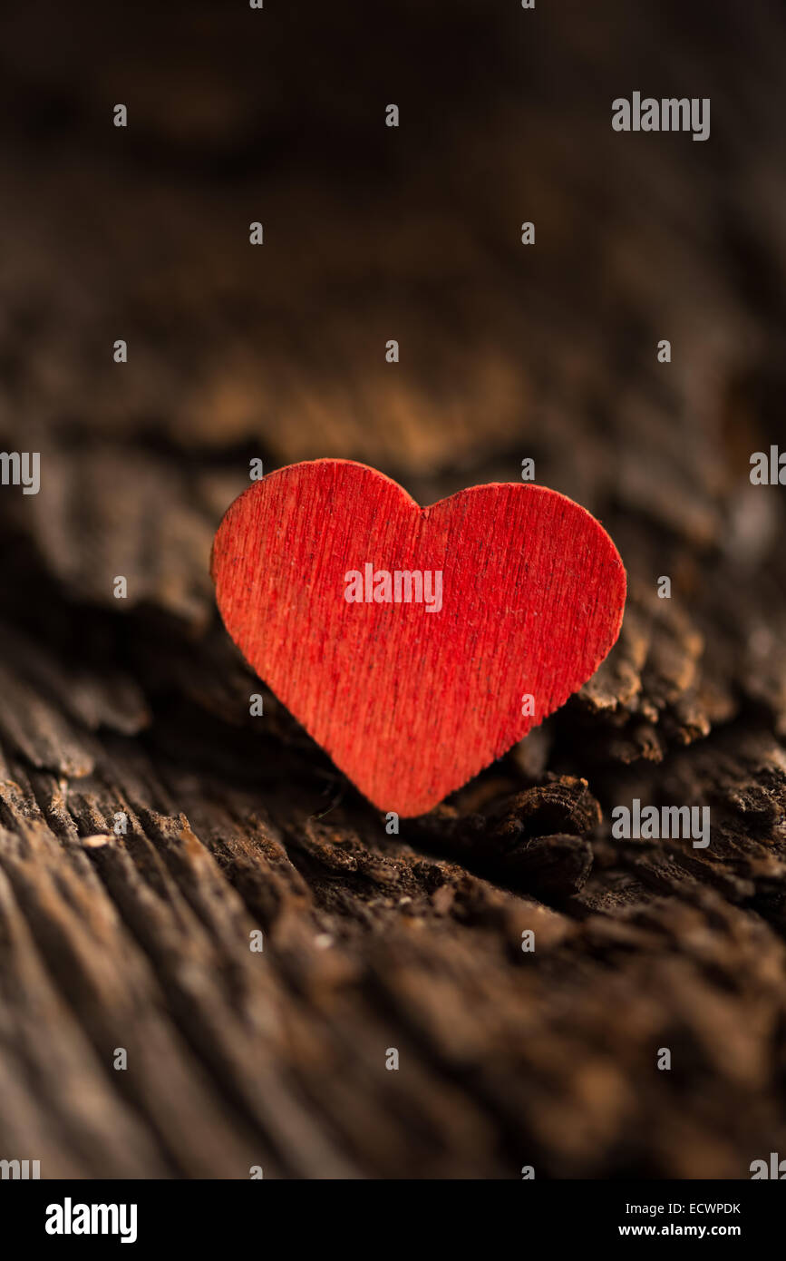 Coeur rouge en bois fixé sur bois rustique avec selective focus Banque D'Images