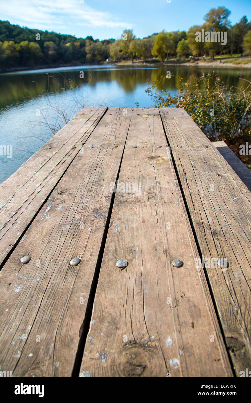 Perspective de table de pique-nique en bois avec paysage d'arrière-plan flou vertical Banque D'Images