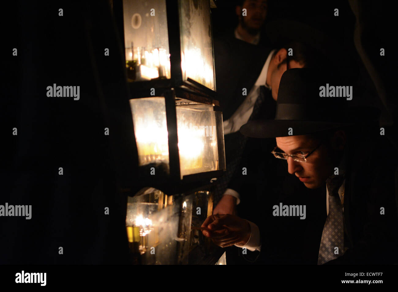 Éclairage Hanukkiah juif religieux (une bougie spéciale set) au cours de la 5e nuit de Hanoukka dans le quartier religieux de Nachlaot, Jérusalem. Crédit : Laura Chiesa/ Pacific Press/Alamy Live News Banque D'Images