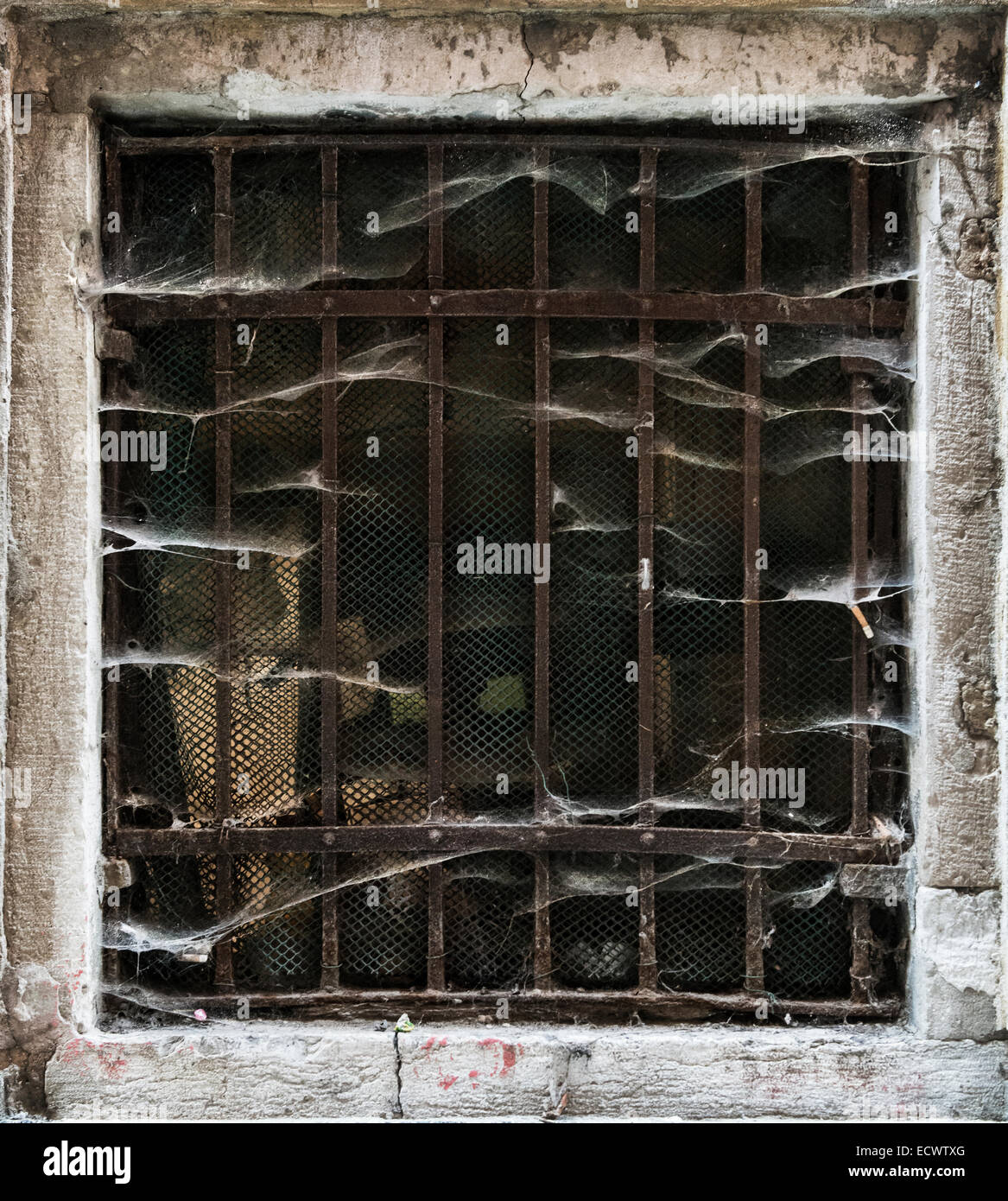 Une ancienne fenêtre avec d'araignée Banque D'Images