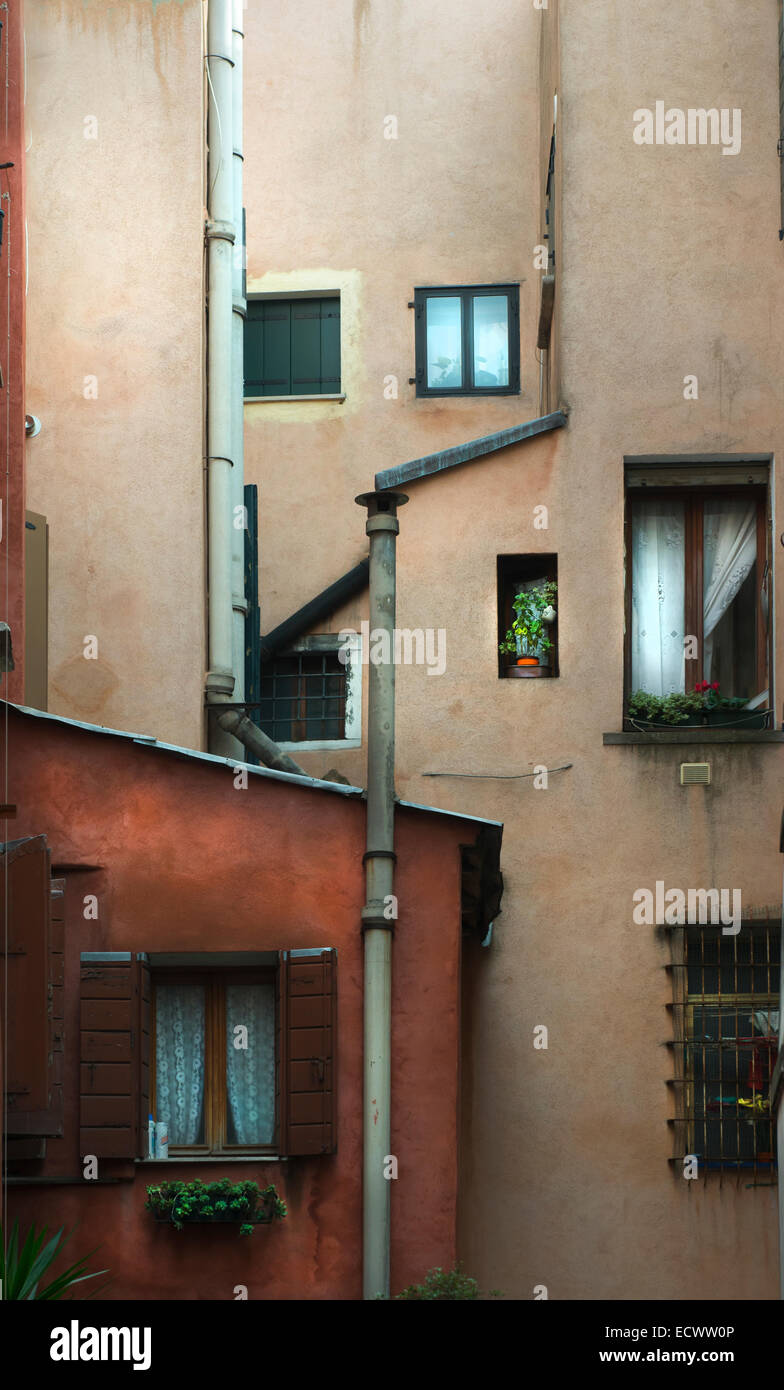 Windows à travers les maisons à Venise, Italie Banque D'Images