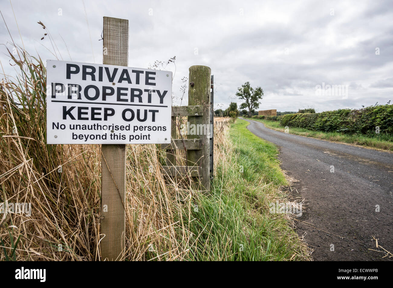 Garder hors de la propriété privée, signe sur une route de Scottish Borders Banque D'Images Garder hors de la propriété privée, signe sur une route de Scottish Borders Banque D'Images