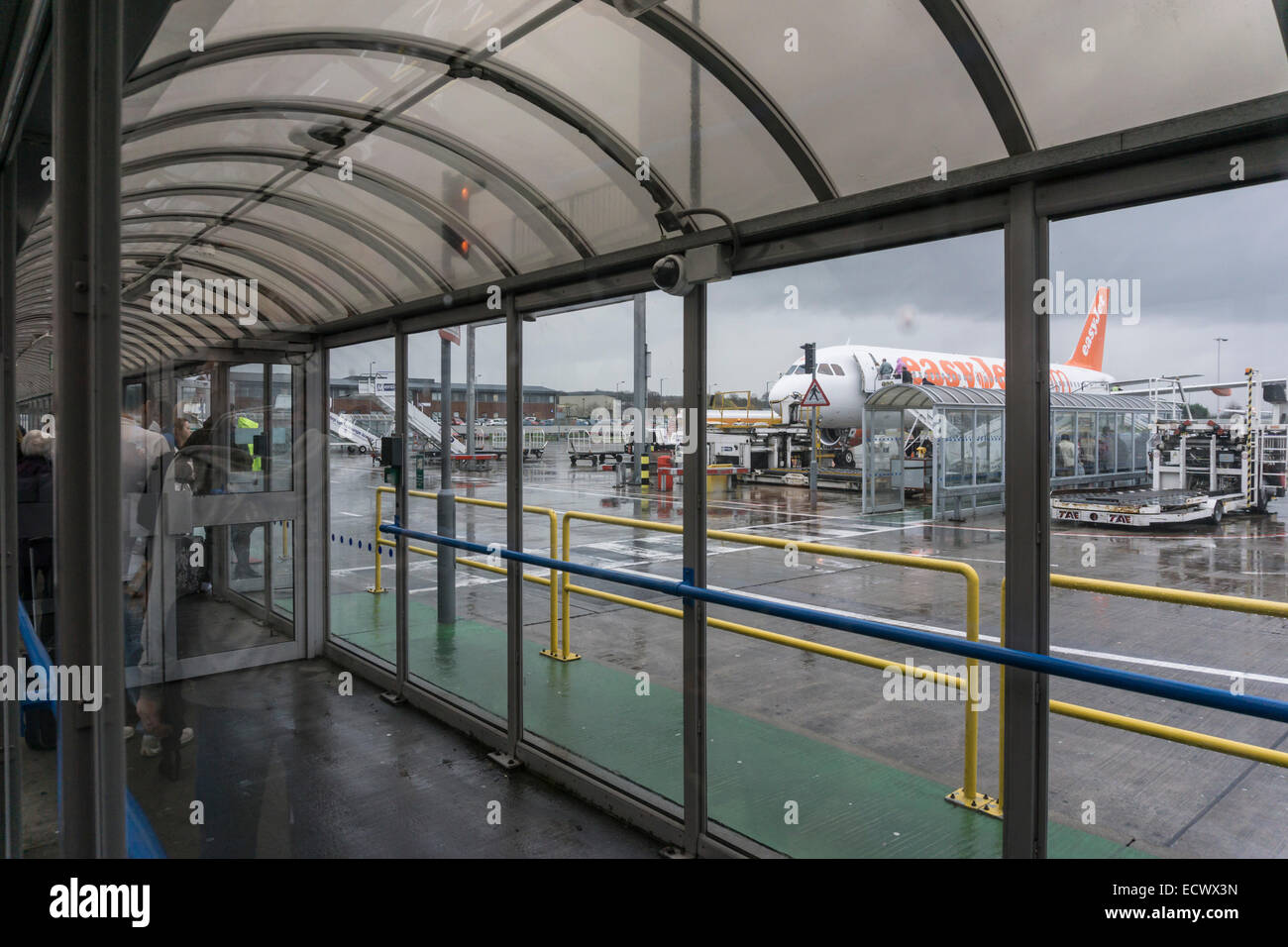 Passage couvert à l'aéroport d'Édimbourg en pluie écossais Banque D'Images