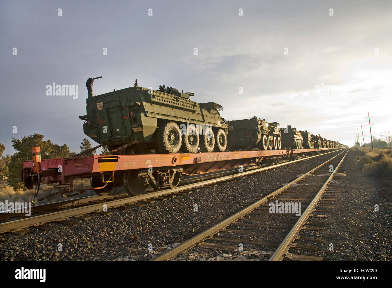 Le personnel de l'armée des transporteurs et des autres véhicules de l'armée de terre à bord d'un train de fret en direction sud à travers le centre de l'Oregon. Banque D'Images