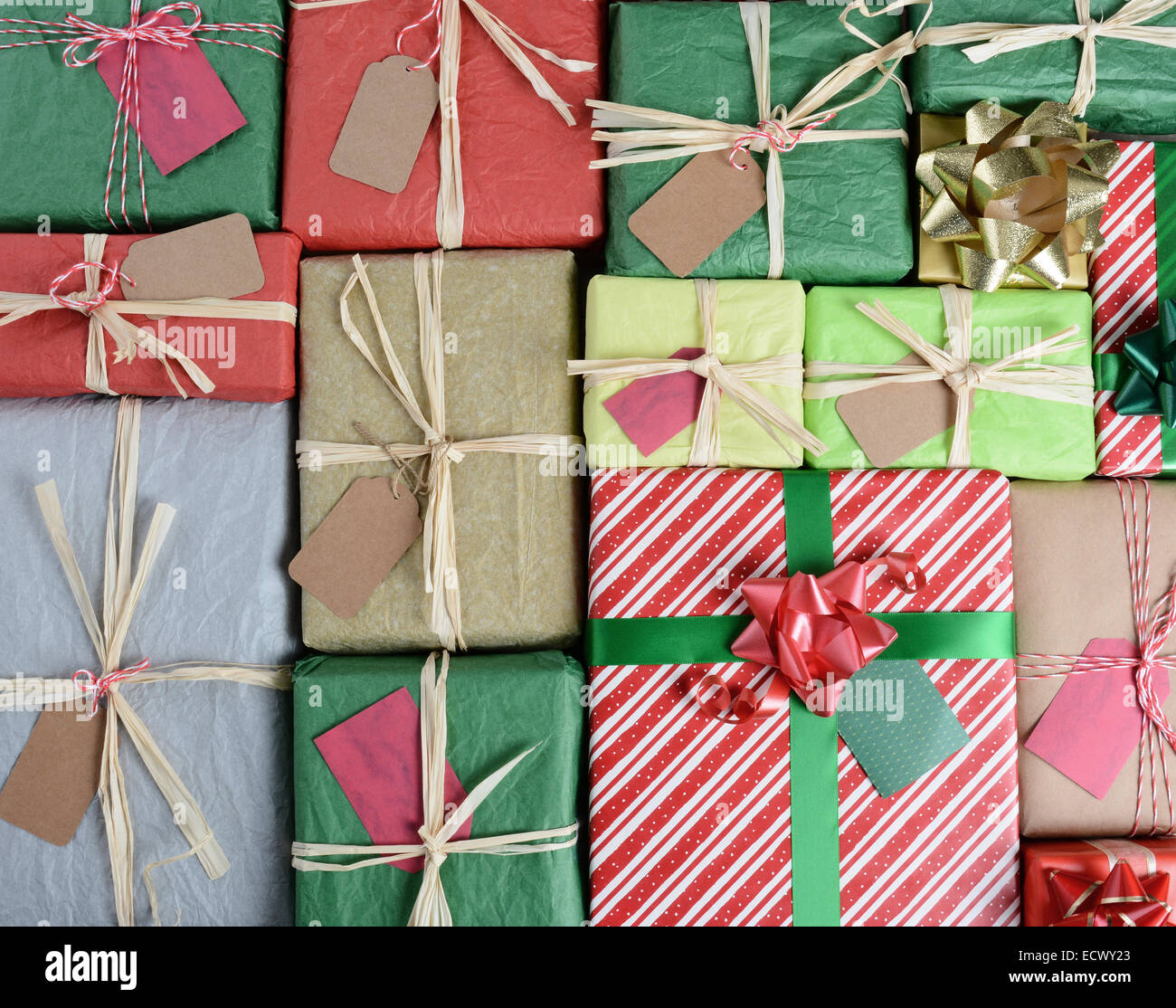 High angle shot d'un grand groupe de cadeaux de Noël. Enveloppé dans différents documents et les styles l'image remplit le cadre. Banque D'Images