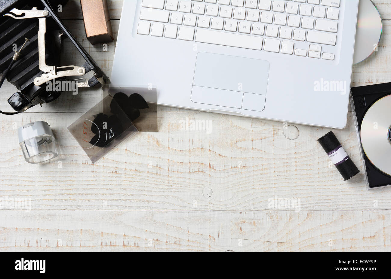 Passage tiré d'un espace de travail des photographes. Un film vintage appareil photo, film, de négatifs et de l'équipement pour transférer des images analogiques t Banque D'Images