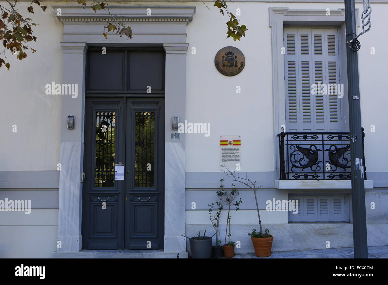 Athènes, Grèce. 18Th Oct, 2014. L'entrée de l'ambassade d'Espagne à Athènes. Les protestataires du grec je ne paie pas le mouvement, un groupe anti-austérité, ont protesté devant l'ambassade espagnole à Athènes à l'appui du peuple espagnol contre la nouvelle loi bâillon (appelée ley mordaza). La loi permet de nombreux types de manifestations illégales en Espagne. Credit : PACIFIC PRESS/Alamy Live News Banque D'Images