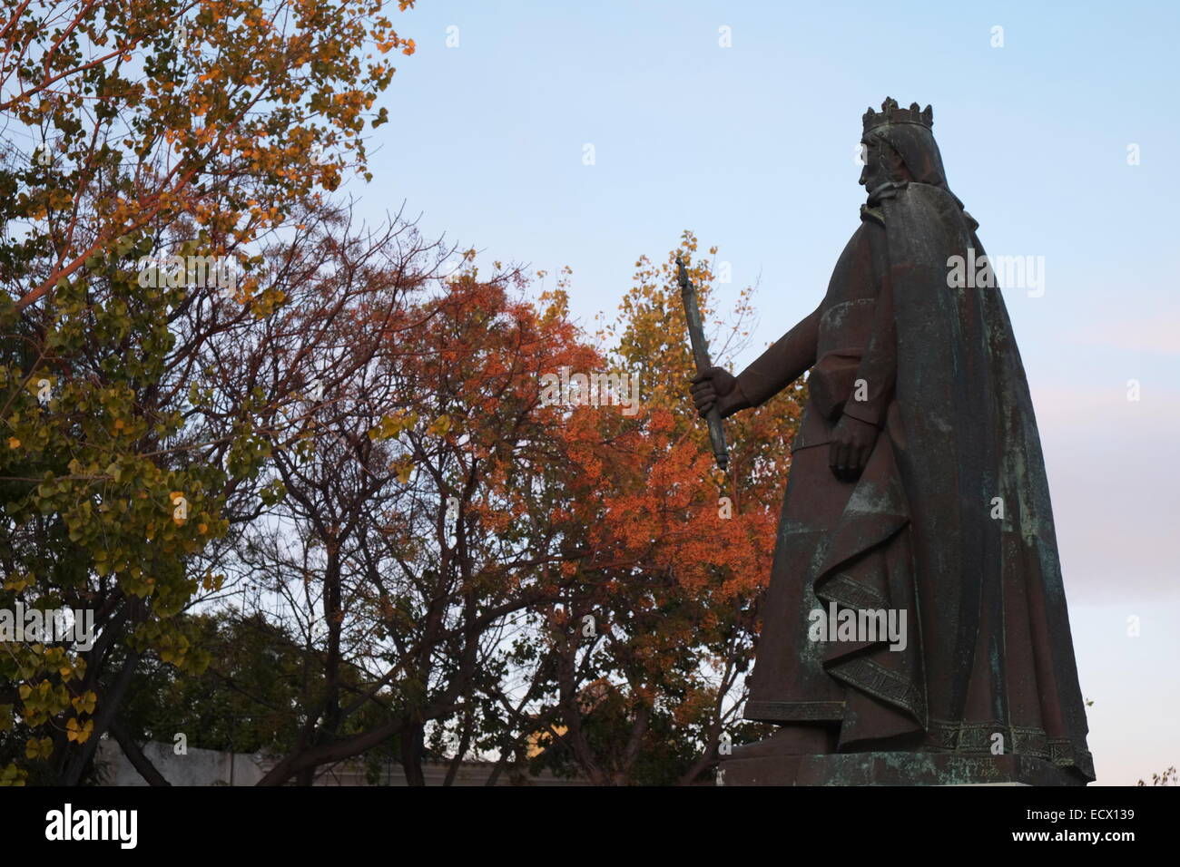 Statue de l'Infante Dom Henrique dans la vieille ville de Faro durant la saison d'automne Banque D'Images