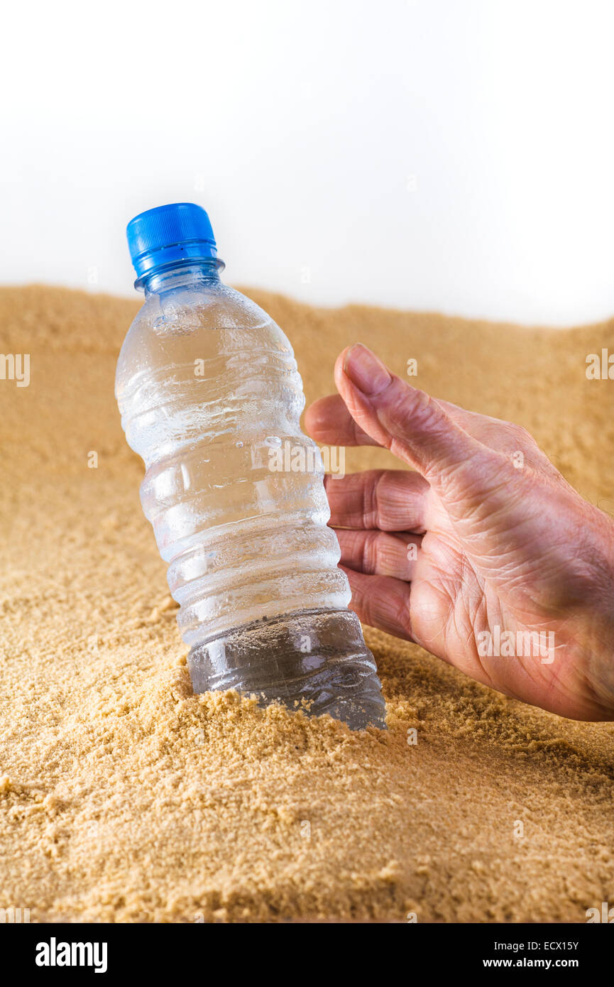 Mans hand reaching out pour une bouteille d'eau. Banque D'Images