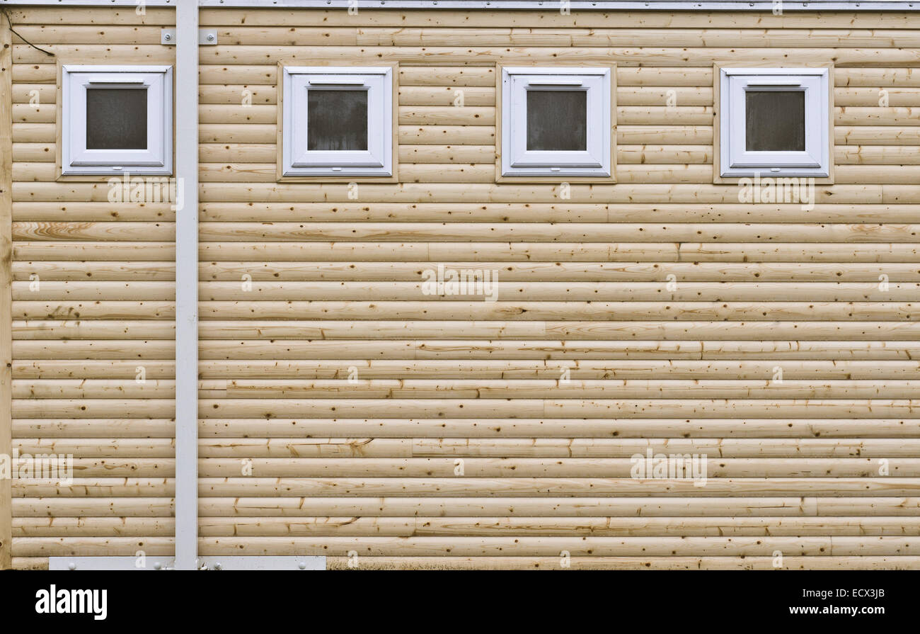 Nouveau bâtiment en bois avec des fenêtres en PVC. Banque D'Images