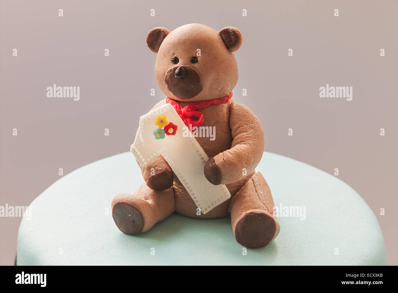 La figure d'ours comme décoration sur le gâteau d'anniversaire de la première année. Banque D'Images
