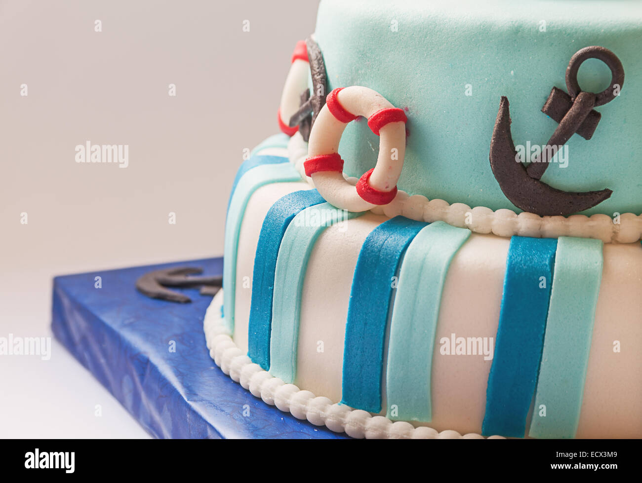 Détails d'un gâteau d'anniversaire, décoration, bateau à voile. Banque D'Images