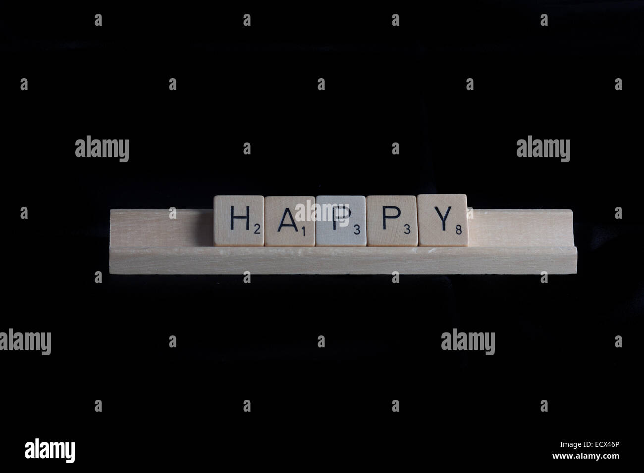Jeu de société Scrabble lettres formant le mot heureux Banque D'Images