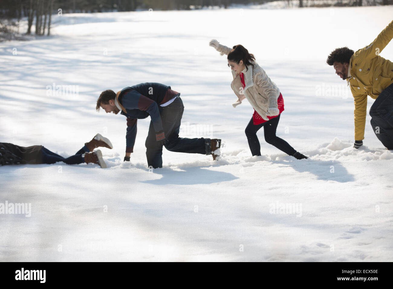 Friends walking in snow Banque D'Images